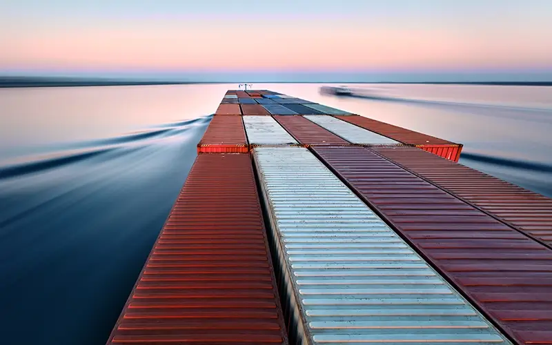 Containertransport auf einem Deymann Schiff